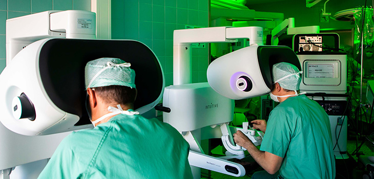Prof. Dr. Roland S. Croner (rechts) und Oberarzt Dr. Jörg Arend (links) an der Steuerkonsole des neuen da Vinci 5-Systems. Das Hightech-System überträgt die Handbewegungen des Operateurs präzise auf die Operationsinstrumente.